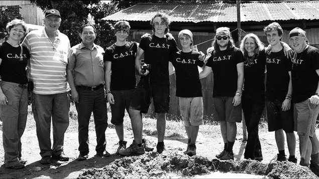 Robert y Brigitte Mckinnon y sus 5 hijos, luciendo su camiseta Construct A Structure Today (CAST), acompañados por el padre Gérald Veilleux (der), Suzie Côte (izq) y el alcalde de Pucallpa, Guillermo Chino Mori.