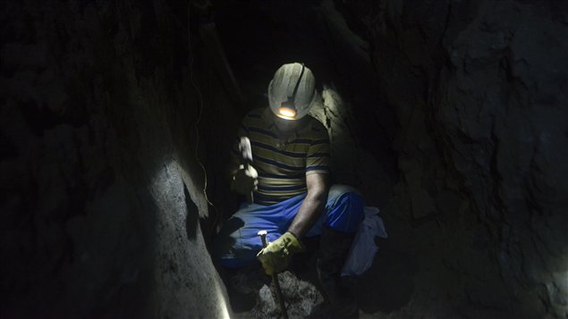 Mina de oro ilegal en Colombia.