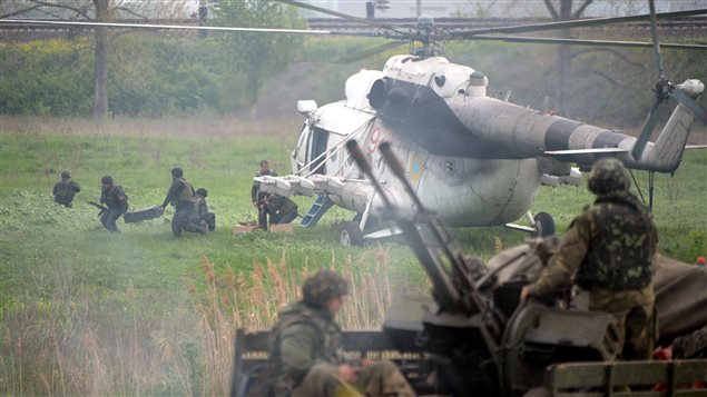 Un hélicoptère militaire ukrainien atterrit à un poste de contrôle saisi tôt vendredi matin dans le village de Andreevka, à une dizaine de kilomètres de Slaviansk.