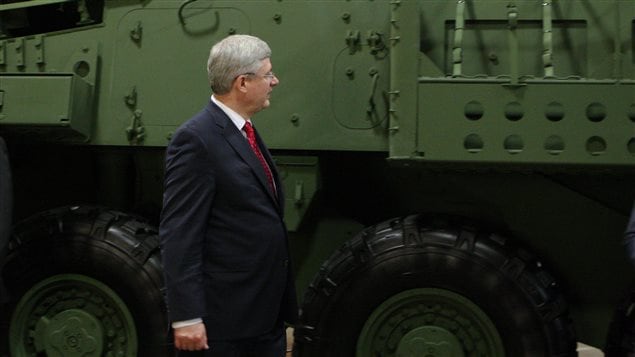 رئيس الحكومة الكندية السابق ستيفن هاربر متفقداً مصنع 