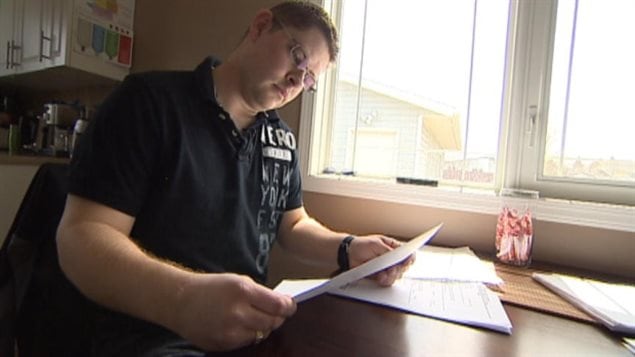 John Stevens lit, en mai 2014, une lettre agrafée à la première paie de sa copine philippine, employée d'un restaurant d'Estevan, en vertu du Programme des travailleurs étrangers temporaires.