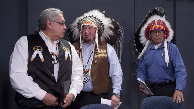 原住民的三位部落首领不同意联邦原住民教育法案的修改草案。