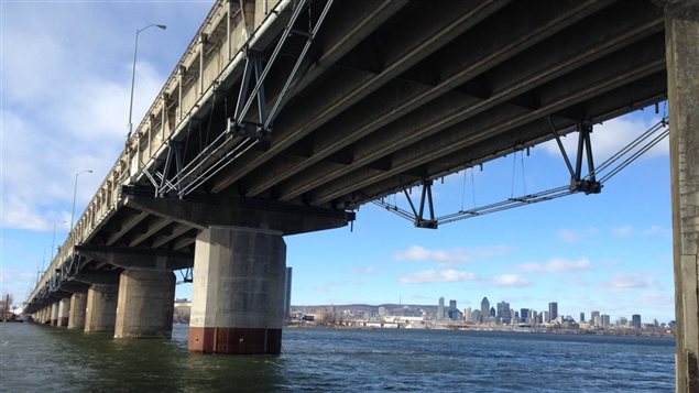 Vue des poutres de béton qui soutiennent le tablier du pont Champlain. Vue des poutres de béton qui soutiennent le tablier du pont Champlain.