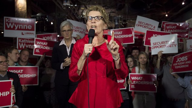 Plutôt que de voir son gouvernement minoritaire s'écrouler et défait par un vote des autres partis contre son budget provincial, Kathleen Wynne, la première ministre de la province la plus populeuse du Canada choisi de tenir des élections sans détour.