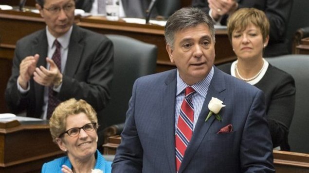 Le ministre des Finances de l'Ontario, Charles Sousa, prévoit un déficit de 12,5 milliards de dollars dans le budget 2014-2015 de 130,4 milliards dévoilé il y a deux semaines.  La dette nette ontarienne sera de 317,2 milliards $ dans deux ans, ce qui représente 21 019 $ par personne. Lorsque les libéraux ont pris le pouvoir en Ontario en 2003-2004, la dette nette était de 10 971 $ par personne.
