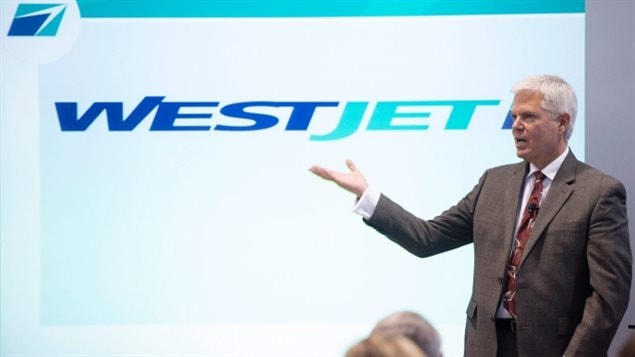 Le président et chef de la direction de WestJet, Gregg Saretsky, parle aux actionnaires lors de leur assemblée générale annuelle, jeudi, à Toronto.