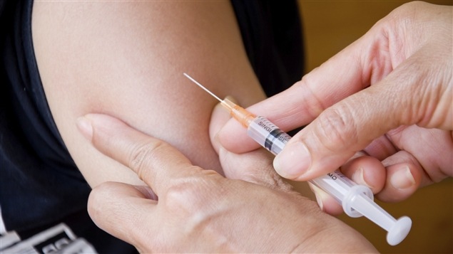 Une personne se fait vacciner Une personne se fait vacciner