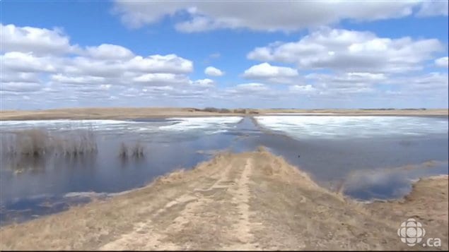 Campos inundados y con nieve en Saskatchewan