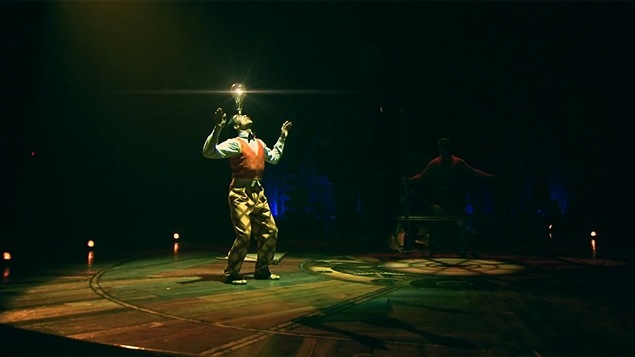 Une image d'un numéro du spectacle <i>Kurios</i> du Cirque du Soleil. Une image d'un numéro du spectacle <i>Kurios</i> du Cirque du Soleil.