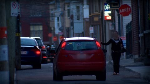 On ne peut pas aussi au Canada faire de la sollicitation dans un lieu public ou à la vue du public.