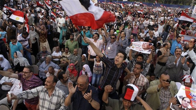 الآلاف من مؤيدي المشير عبد الفتاح السيسي خلال تجمع دعم له في القاهرة يوم السبت الفائت