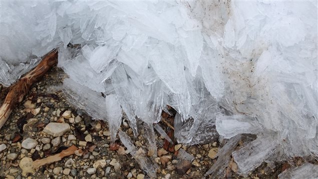 La glace menace certaines propriétés situées sur le bord des berges du lac Manitoba.