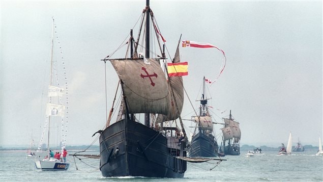 Des répliques de la Pinta, la Nina et la Santa Maria lors d'une reconstitution historique au large du port de Huelva, en Espagne.