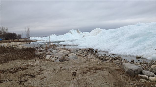 Le mur de glace a commencé à se diriger vers la rive ce weekend, mais il semble s'être arrêté à une quinzaine de mètres de certaines maisons.