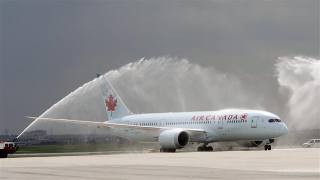 معمودية الماء لطائرة "بوينغ 787  دريملاينر" (Boeing 787 Dreamliner) التابعة للخطوط الجوية الكندية بعد هبوطها في مطار بيرسون الدولي في تورونتو بعد ظهر الأحد
