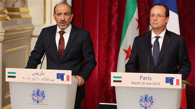 الرئيس الفرنسي فرانسوا هولاند (إلى اليمين) ورئيس الائتلاف الوطني السوري المعارض أحمد الجربا في مؤتمر صحافي مشترك عقب اجتماعهما اليوم في باريس