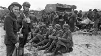 Les premiers soldats allemands capturés par des Canadiens à la suite du débarquement en Normandie.