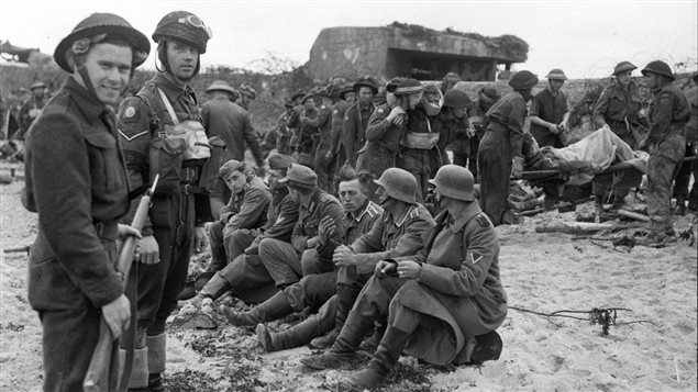 Les premiers soldats allemands capturés par des Canadiens à la suite du débarquement en Normandie. Les premiers soldats allemands capturés par des Canadiens à la suite du débarquement en Normandie.