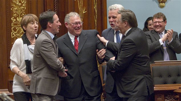 Françoise David, Stéphane Bédard, Philippe Couillard y François Legault, rodean a Jacques Chagnon, presidente de la Asamblea nacional de Quebec.