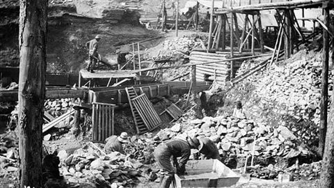 Recherche d'or à Bonanza Creek au Yukon vers 1899. Domaine public.
