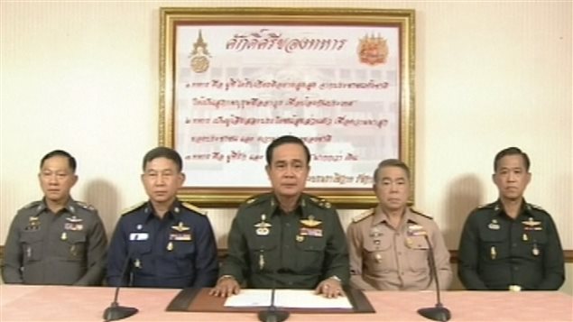 Le général Prayuth Chan-ocha, au centre, s'adresse à la nation sur les ondes de la télévision nationale.