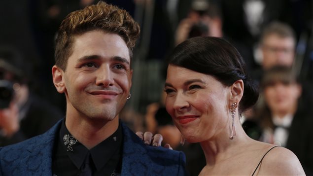 Xavier Dolan avec Anne Dorval posent pour les caméras à la montée des marches, à Cannes. Xavier Dolan avec Anne Dorval posent pour les caméras à la montée des marches, à Cannes.