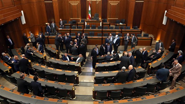 نواب في مقر البرلمان اللبناني في بيروت اليوم خلال جلسة انتخاب رئيس جديد للبلاد لم يكتمل نصابها