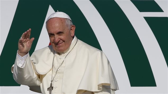 Le pape François salue la foule en montant dans l'avion qui l'amène au Moyen-Orient