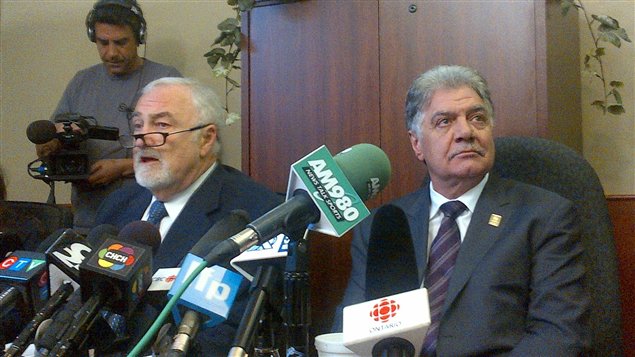 El alcalde Joe Fontana, a la derecha, clama su inocencia. 