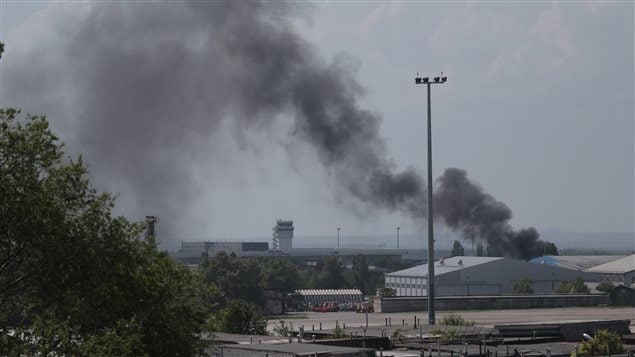 Une colonne de fumée sur le site de l'aéroport de Donetsk