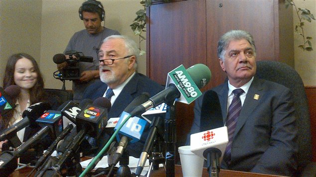 عمدة لندن اونتاريو جو فونتانا  الأول من اليمين (ارشيف)