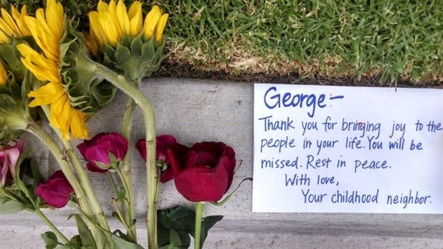 زهور امام منزل الضحيّة الكندي جورج تشن الذي لقي مصرعه في عمليّة إطلاق النار في كاليفورنيا