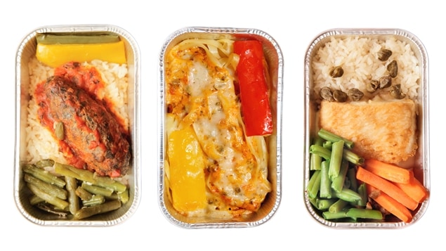 Trois types de repas offerts à bord d'un avion. Trois types de repas offerts à bord d'un avion.