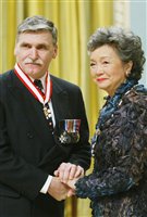 حاكمة كندا العامّة السابقة ادريين كلاركسون تسلّم الجنرال دالير وسام الاستحقاق الكندي عام 2003