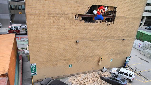Dans un tweet du 27 mai, Mario, le personnage principal de la série de jeux vidéo Super Mario Bros., saute dans le trou qui s'est formé dans le mur est du 608 7e Rue sud-ouest à Calgary.