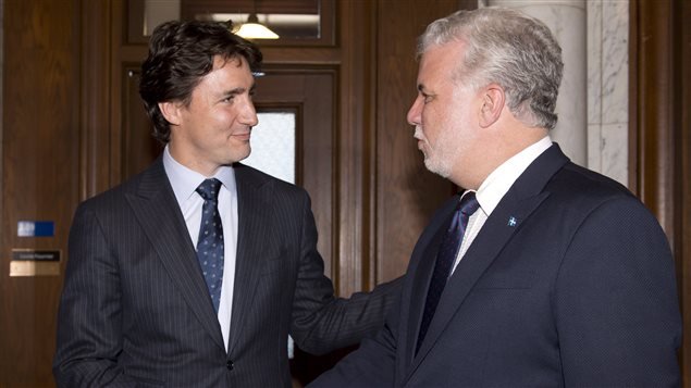 Justin Trudeau, jefe del Partido Liberal de Canadá (izq) con Philippe Couillard, primer ministro de la provincia de Quebec.