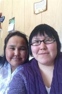 Silpa Suarak, à droite, sera la première étudiante du Nunatsiavut au Labrador inscrite au Nunavut Sivuniksavut