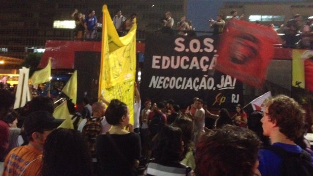 Manifestation dans les rues de Rio pour un meilleur financement dans l'éducation.