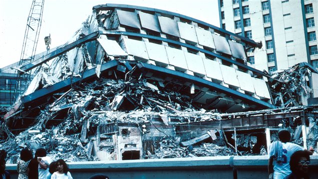 Un édifice effondré, après le tremblement de terre meurtrier du 19 septembre 1985, à Mexico. Un édifice effondré, après le tremblement de terre meurtrier du 19 septembre 1985, à Mexico.