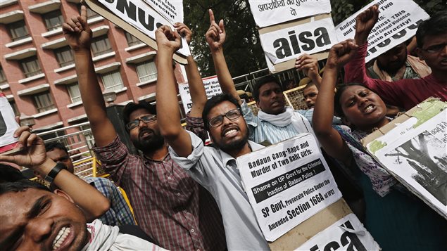 Manifestación en Nueva Delhi, en India, para denunciar la violación colectiva y la muerte de dos adolescentes en el norte del país.