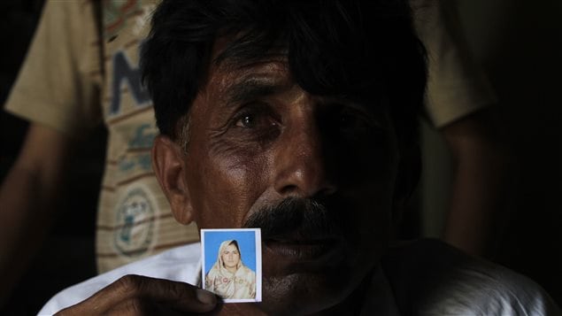 Muhammed Iqbal, de 45 añoss, muestra una foto de su esposa Farzana Parveen, lapidada por miembros de su propia familia que no aceptaban su matrimonio con un hombre diferente del que ellos habían decidido. 