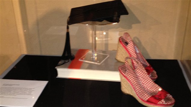 Una historia de zapatos puede cambiar la vida de una mujer inmigrante en la ciudad de Toronto, Canadá. La profesora Hilda Cupeta, de origen panameño, aprovechò un taller para recuperar en su memoria una historia de zapatos que le ayudó a manejar mejor su inglés. 