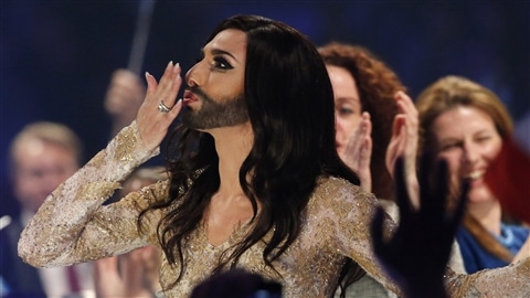 Le candidat travesti Conchita Wurst remporte l'Eurovision pour l'Autriche en 2014.