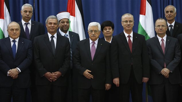 El presidente palestino Mahmoud Abbas rodeado por los miembros del nuevo gobierno de unidad nacional. 