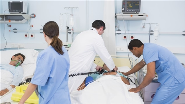 Des médecins au chevet d'un patient grièvement blessé. Des médecins au chevet d'un patient grièvement blessé.