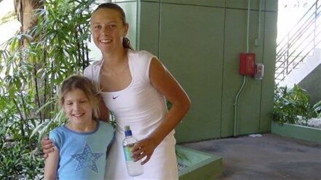 Bouchard à l'âge 8 ans photographiée avec Sharapova (15 ans)