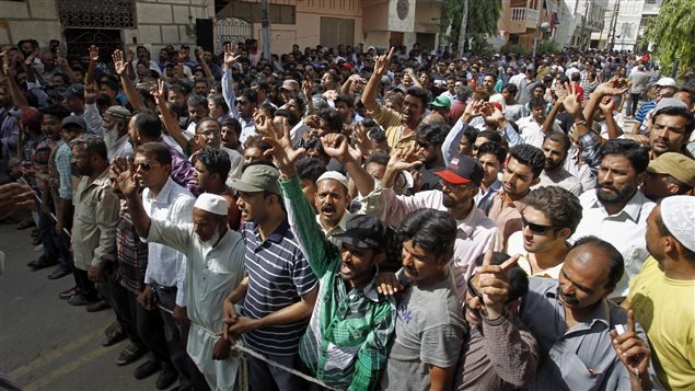 Partidarios del MQM denuncian en Karachi la detención de su jefe.