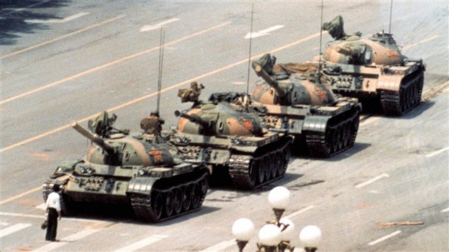 Un desconocido bloquea el paso de los tanques en la Plaza Tiananmen, en 1989.