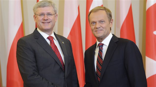 Le premier ministre Stephen Harper est reçu par son homologue polonais Donald Tusk, mercredi à Varsovie.