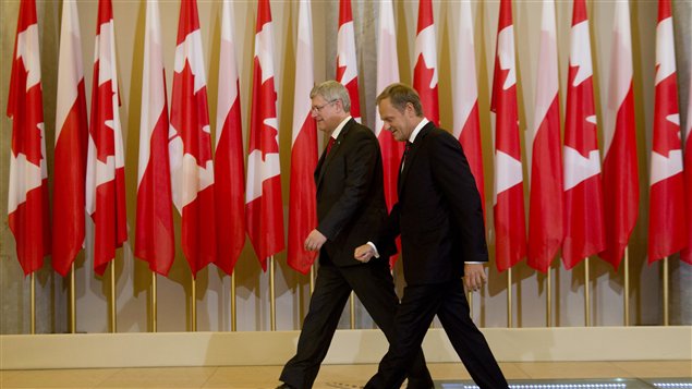 رئيس الحكومة الكنديّة ستيفن هاربر ونظيره البولندي دونالد تاسك في فرصوفيا في 04 حزيران يونيو 2014